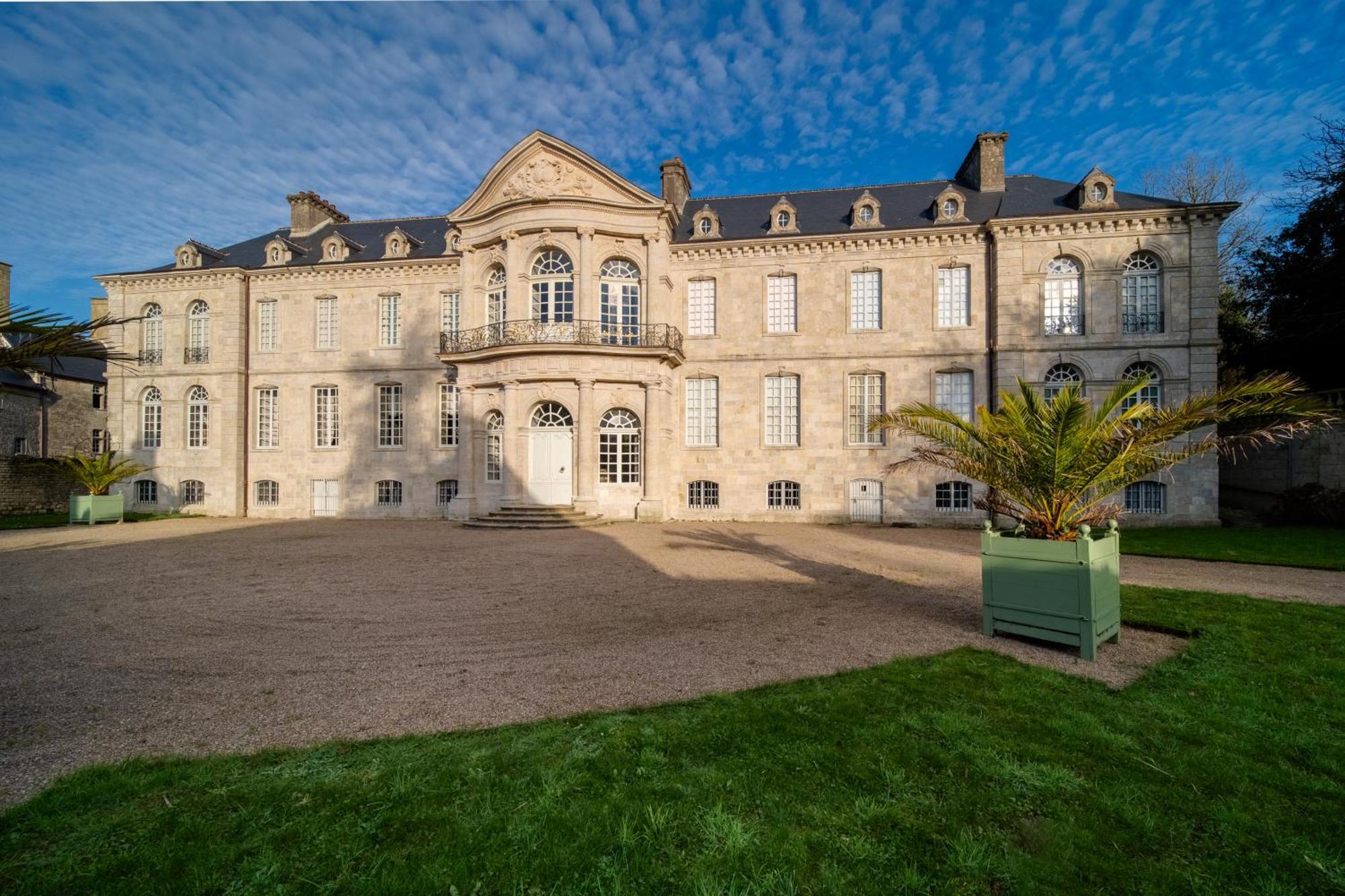 Les Caleches De L'Hotel De Beaumont Valognes Extérieur photo